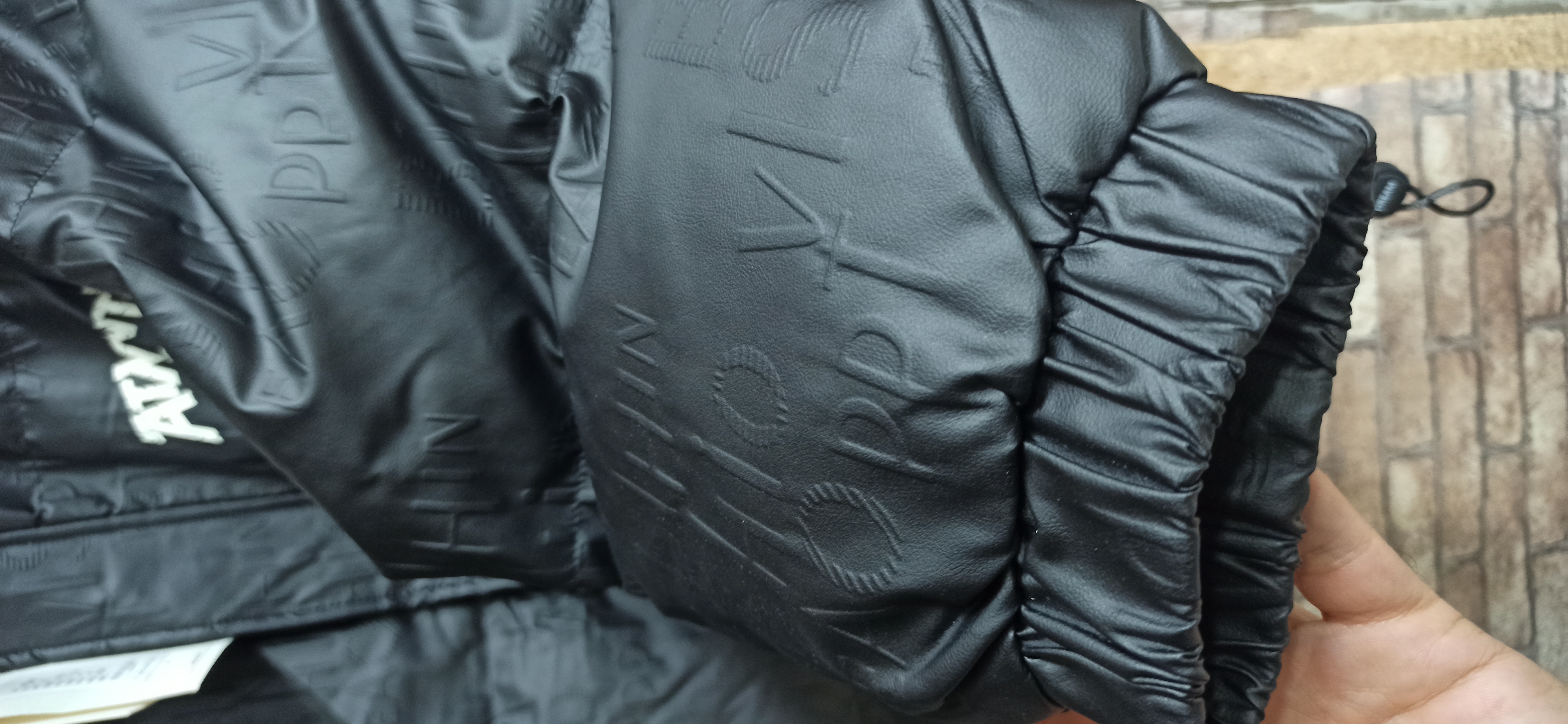 کاپشن زمستانه اسپورت بدون کلاه پارچه طرح دار رنگ مشکی باکسی